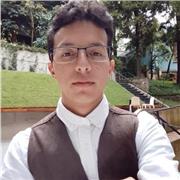 Profesor especializado en reforzar el aprendizaje con creatividad y valores culturales